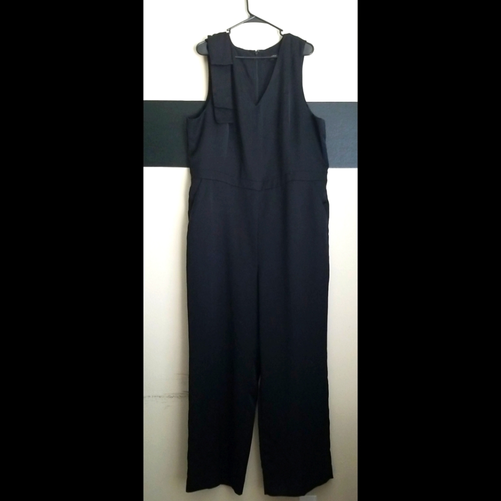 🆕️ LISTING!! BANANA REPUBLIC DEEP V NECK SLEEVELESS SATIN JUMPSUIT